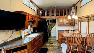 Coffee/tea maker, fridge, oven, stovetop