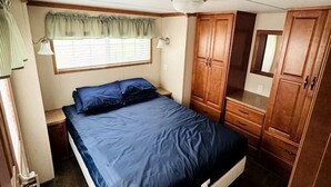 1 bedroom - Group Cabin with Large Deck and Patio in Wisconsin Dells (Wisconsin Dells)