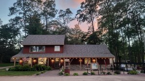 Exterior - Cute Cabin on a Wonderful Campground for an Amazing Family Getaway in Wisconsin Dells, WI (Wisconsin Dells)