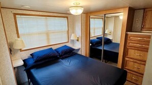 Room - Cute Cabin on a Wonderful Campground for an Amazing Family Getaway in Wisconsin Dells, WI (Wisconsin Dells)