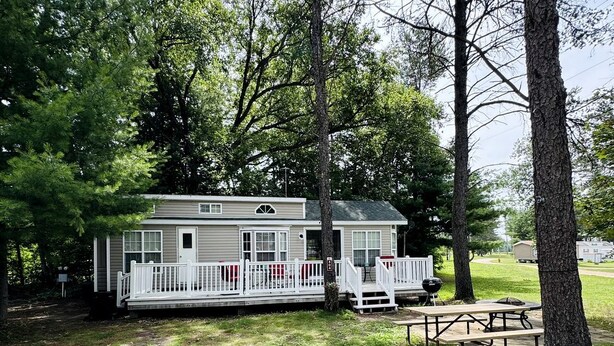 Outdoor dining - Cute Cabin on a Wonderful Campground for an Amazing Family Getaway in Wisconsin Dells, WI (Wisconsin Dells)
