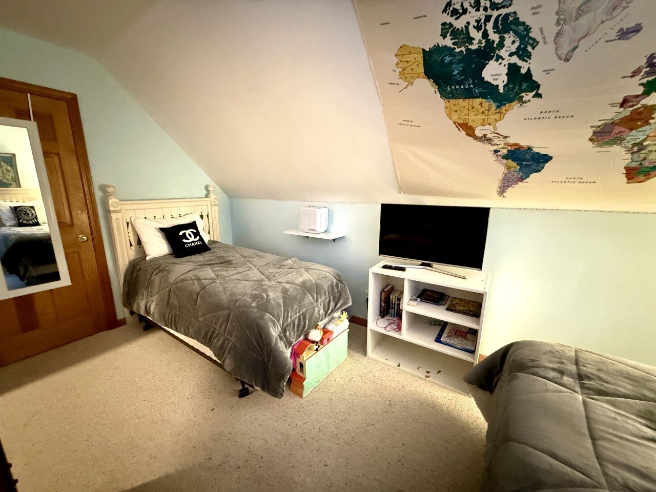 Desk, WiFi, bed sheets