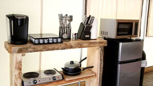 Refrigerador, microondas, cafetera y tetera y utensilios de cocina 