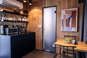 Kühlschrank, Mikrowelle, Herdplatte, Wasserkocher mit Kaffee-/Teezubehör