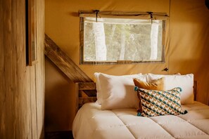 2 bedrooms, WiFi, bed sheets - Gorgeous Glamping Tent in Erwin, Tennessee (Erwin)