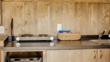 Coffee/tea maker, fridge, stovetop, toaster