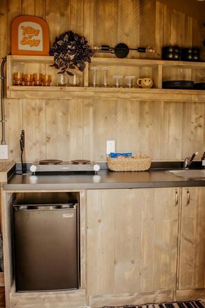 Coffee/tea maker, fridge, stovetop, toaster - Gorgeous Glamping Tent in Erwin, Tennessee (Erwin)