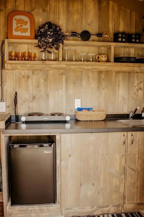 Coffee/tea maker, fridge, stovetop, toaster