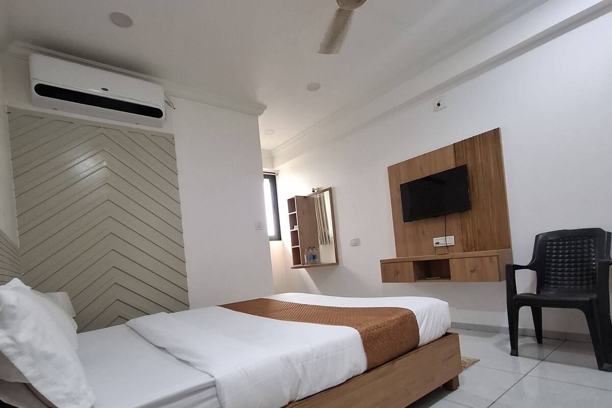 Standard Double Room, City View | Iron/ironing board, free WiFi