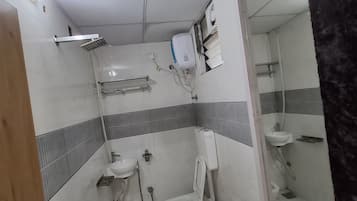 Dobbeltrom – standard, byutsikt | Bad | Tøfler