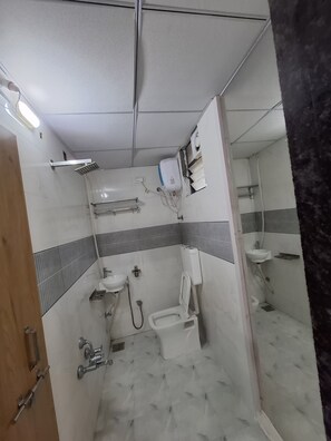 スタンダード ダブルルーム シティビュー | バスルーム | スリッパ