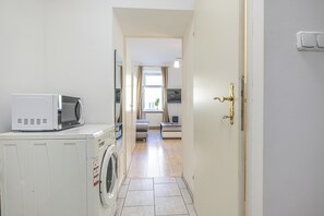 Departamento básico | Cocina privada | Refrigerador, microondas, horno y parrilla de estufa 