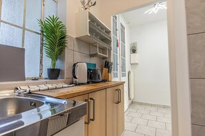 Basic Apartment | Private kitchen - 1BR Apt Smart TV Fully Equipped Longstay (Vienna)