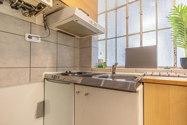 Departamento básico | Cocina privada | Refrigerador, microondas, horno y parrilla de estufa 