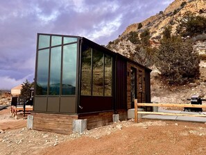 Terrace/patio - New Modern Tiny House with BBQ in Orderville, Utah (Orderville)