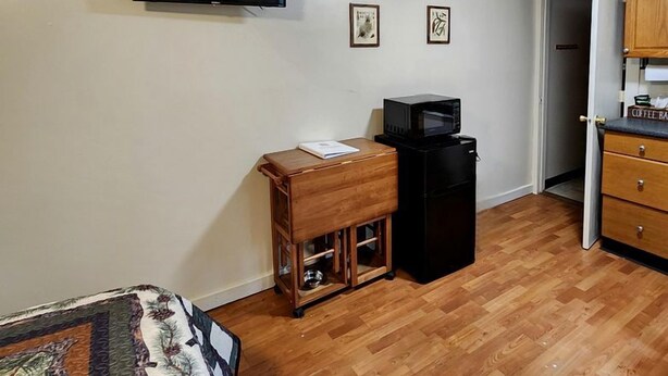 1 Schlafzimmer, Schreibtisch, WLAN, Bettwäsche