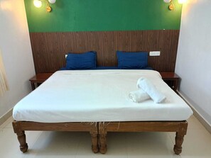 2 bedrooms, bed sheets - 2bhk walkable to beach with patio@arambol (Arambol)