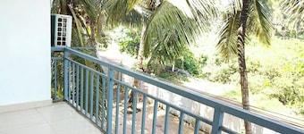 2bhk walkable to beach with patio@arambol