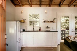 Fridge, microwave, oven, stovetop - Stunning Tree House Perfect for Couples in Erwin, Tennesse (Erwin)
