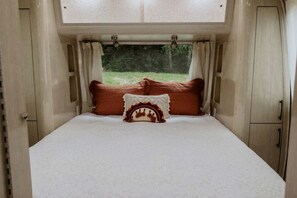 1 bedroom, WiFi, bed sheets - Modern Airstream Perfect for Couples Getaway in Erwin, Tennessee (Erwin)