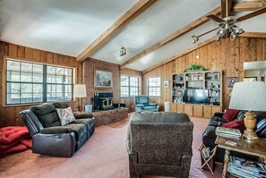 TV, fireplace, DVD player, table football - Gorgeous Cabin with Fireplace and Barbecue in Greer, Arizona (Greer)