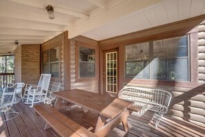 Outdoor dining - Gorgeous Cabin with Fireplace and Barbecue in Greer, Arizona (Greer)