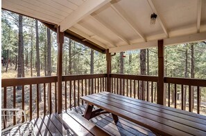 Outdoor dining - Gorgeous Cabin with Fireplace and Barbecue in Greer, Arizona (Greer)