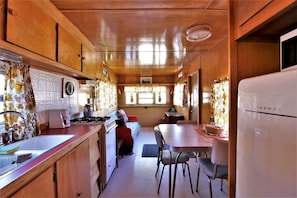 Refrigerador, microondas, parrilla de estufa y utensilios de cocina 