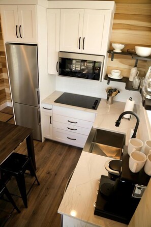 Private kitchen - Luminous Tiny House with Innovative Design in Escalante, Utah (Escalante)