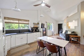Private kitchen - Family Friendly Cabin with BBQ in Glendale, Utah (Glendale)