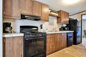 Coffee/tea maker, fridge, microwave, oven - RedSands Habitation #3~Close to Dowtown~Ntl Parks in Utah (Moab)