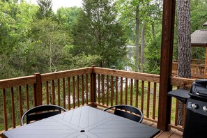 Outdoor dining - Colorful Cabin Fully Equipped with River Views in Livingston, Texas (Livingston)