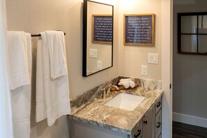 Towels, soap, shampoo, toilet paper - Colorful Cabin Fully Equipped with River Views in Livingston, Texas (Livingston)
