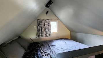 2 slaapkamers, een bureau, beddengoed