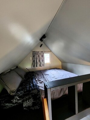 2 soverom, skrivebord og sengetøy
