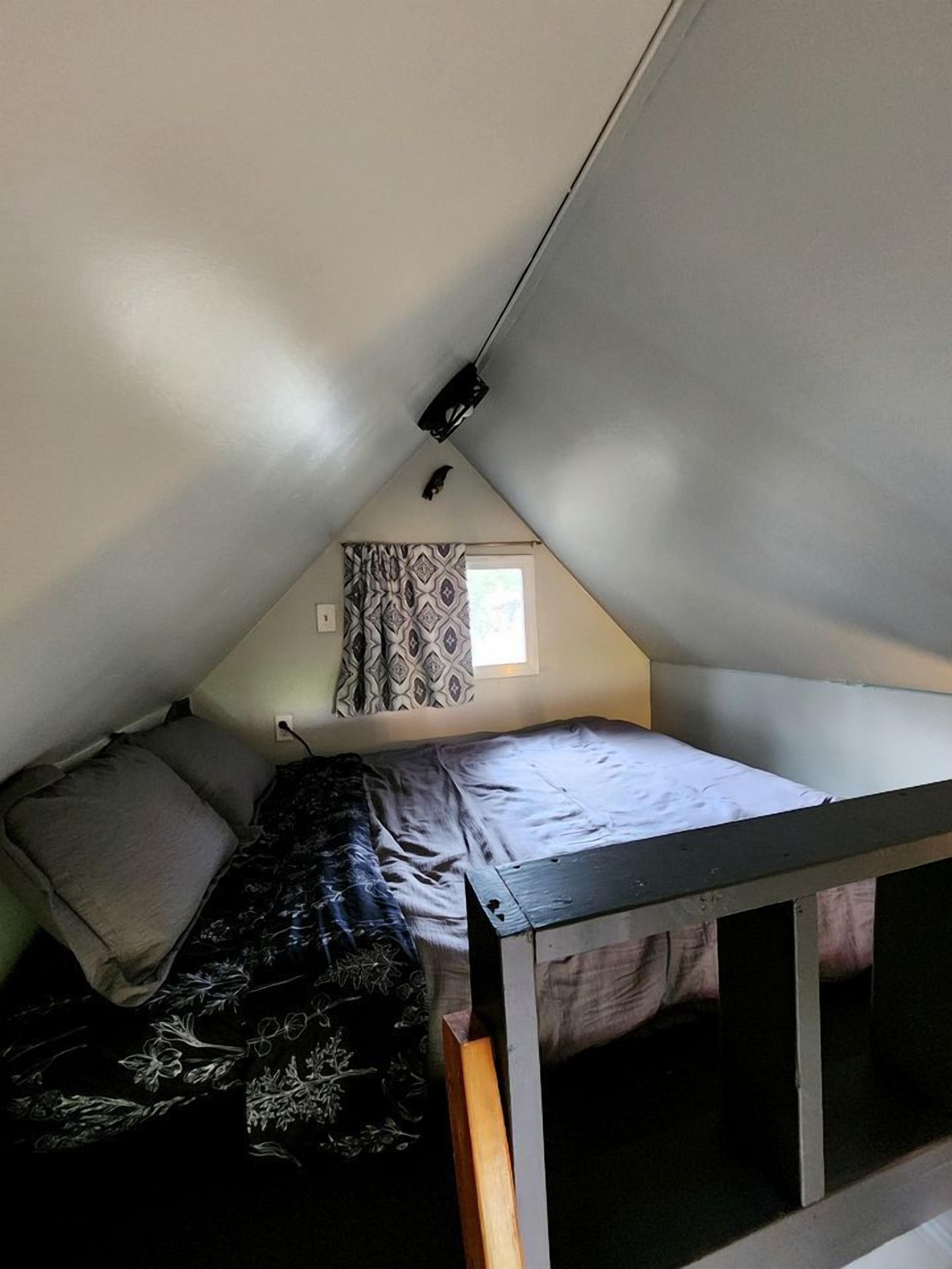 1 camera, una scrivania, lenzuola