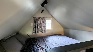 1 quarto, escrivaninha, roupa de cama