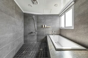 Chambre Double Deluxe, 1 grand lit | Salle de bain | Sèche-cheveux, chaussons, serviettes fournies, shampoing