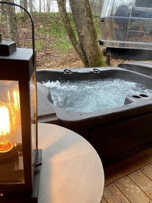 Outdoor spa tub - Glamping Getaway in Pisgah Forest in this Lovely Airstream Rental in North Carolina (Pisgah Forest)
