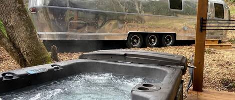 Bañera de hidromasaje al aire libre