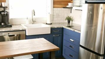 Refrigerador, microondas, lavavajillas y tostadora