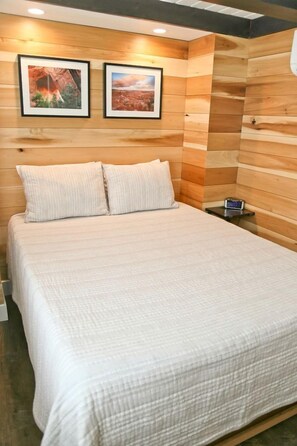 خزنة داخل الغرفة وواي فاي وملاءات أسرّة