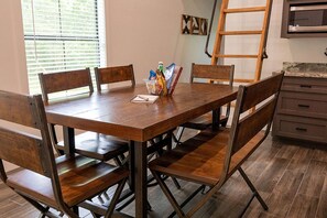 Dining - Spacious Cozy Cabin with Back Porch in Livingston, Texas (Livingston)
