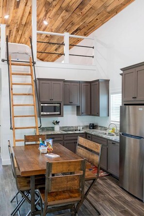 Coffee/tea maker, fridge, microwave, stovetop - Spacious Cozy Cabin with Back Porch in Livingston, Texas (Livingston)