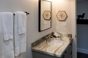 Towels, soap, shampoo, toilet paper - Gorgeous Cabin with BBQ on the Back Deck in Livingston, Texas (Livingston)