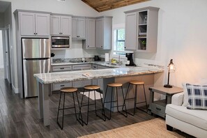 Private kitchen - Gorgeous Cabin with BBQ on the Back Deck in Livingston, Texas (Livingston)