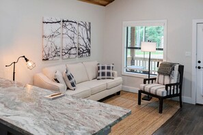 Living area - Gorgeous Cabin with BBQ on the Back Deck in Livingston, Texas (Livingston)