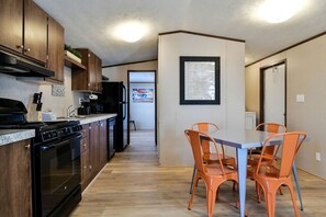 Coffee/tea maker, fridge, microwave, oven - Chic Cabin Suitable for Groups in Utah (Moab)