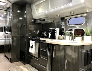 Private kitchen - Fantastic Airstream with Fire Pit and Hot-tub in Orderville, Utah (Orderville)