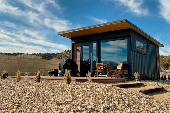 Outdoor dining - Chic Tiny House with Hot-Tub in Orderville, Utah (Orderville)